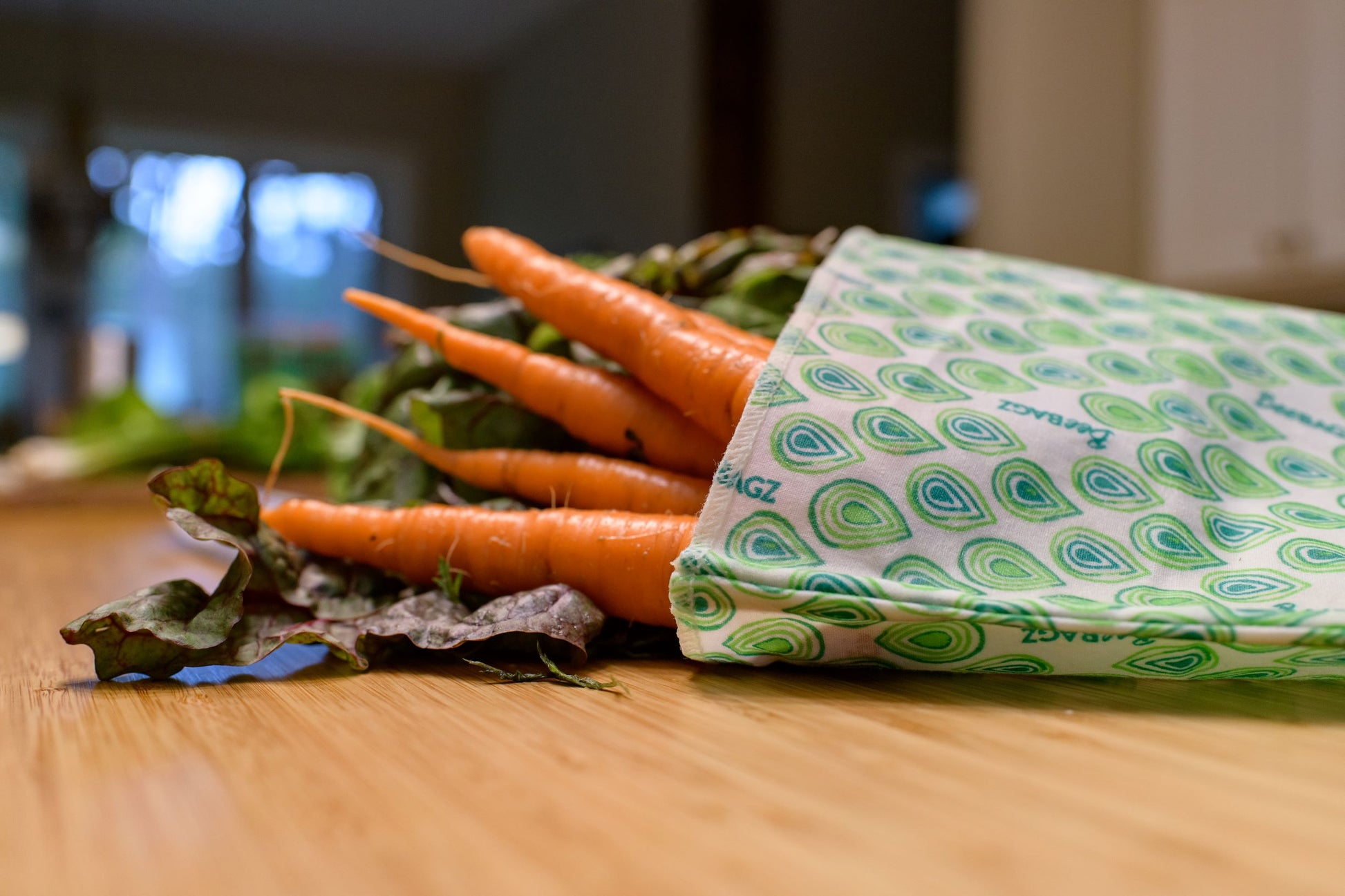 Beeswax wrap and reusable food storage bags by BeeBAGZ are a plastic free alternative to plastic wraps & ziplocked bags for your food storage needs. These beeswax wraps and beeswax wrap bags are a great eco friendly gift and can be used as food wraps, produce bags, snack bags, lunch bags or sandwich bags. Shop today!