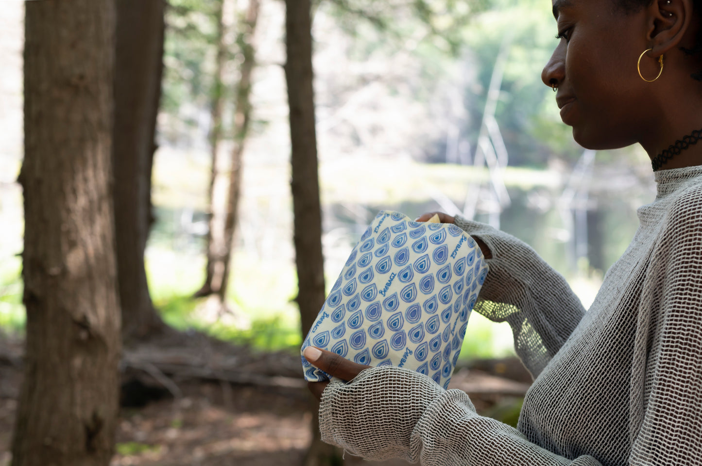 Beeswax wrap and reusable food storage bags by BeeBAGZ are a plastic free alternative to plastic wraps & ziplocked bags for your food storage needs. These beeswax wraps and beeswax wrap bags are a great eco friendly gift and can be used as food wraps, produce bags, snack bags, lunch bags or sandwich bags. Shop today!