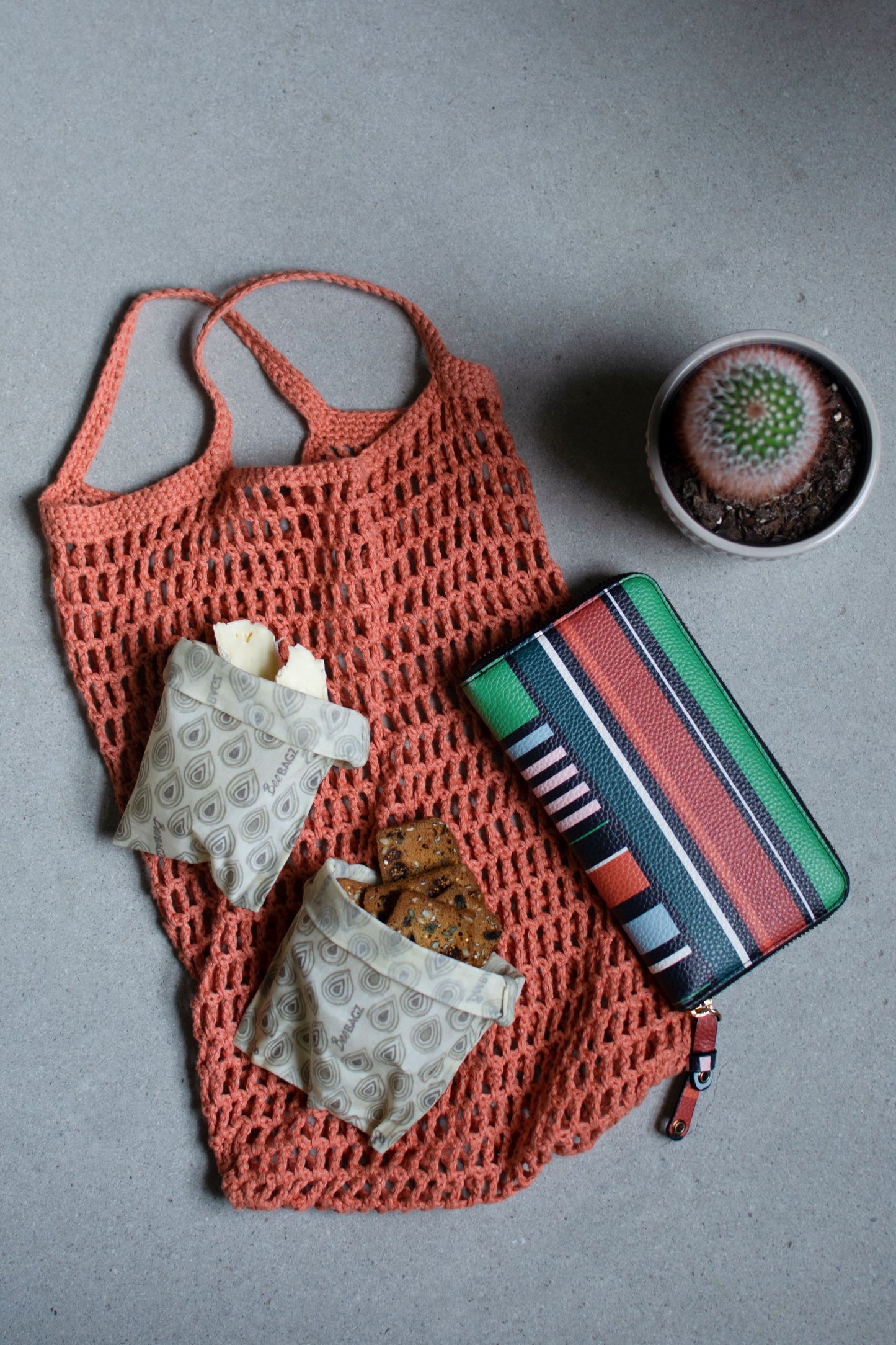 Beeswax wrap and reusable food storage bags by BeeBAGZ are a plastic free alternative to plastic wraps & ziplocked bags for your food storage needs. These beeswax wraps and beeswax wrap bags are a great eco friendly gift and can be used as food wraps, produce bags, snack bags, lunch bags or sandwich bags. Shop today!