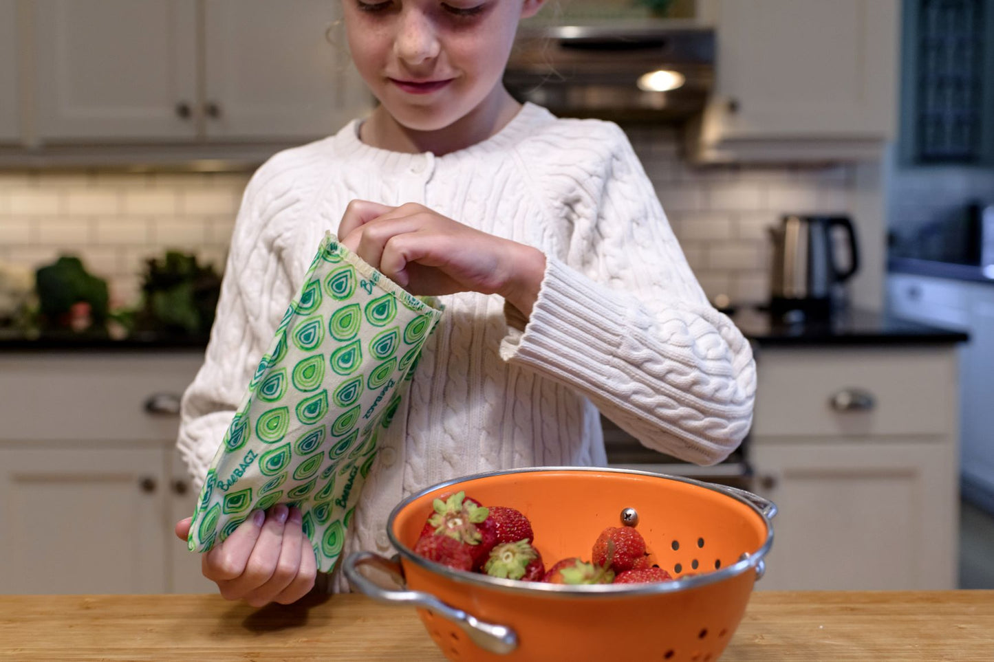 Beeswax wrap and reusable food storage bags by BeeBAGZ are a plastic free alternative to plastic wraps & ziplocked bags for your food storage needs. These beeswax wraps and beeswax wrap bags are a great eco friendly gift and can be used as food wraps, produce bags, snack bags, lunch bags or sandwich bags. Shop today!