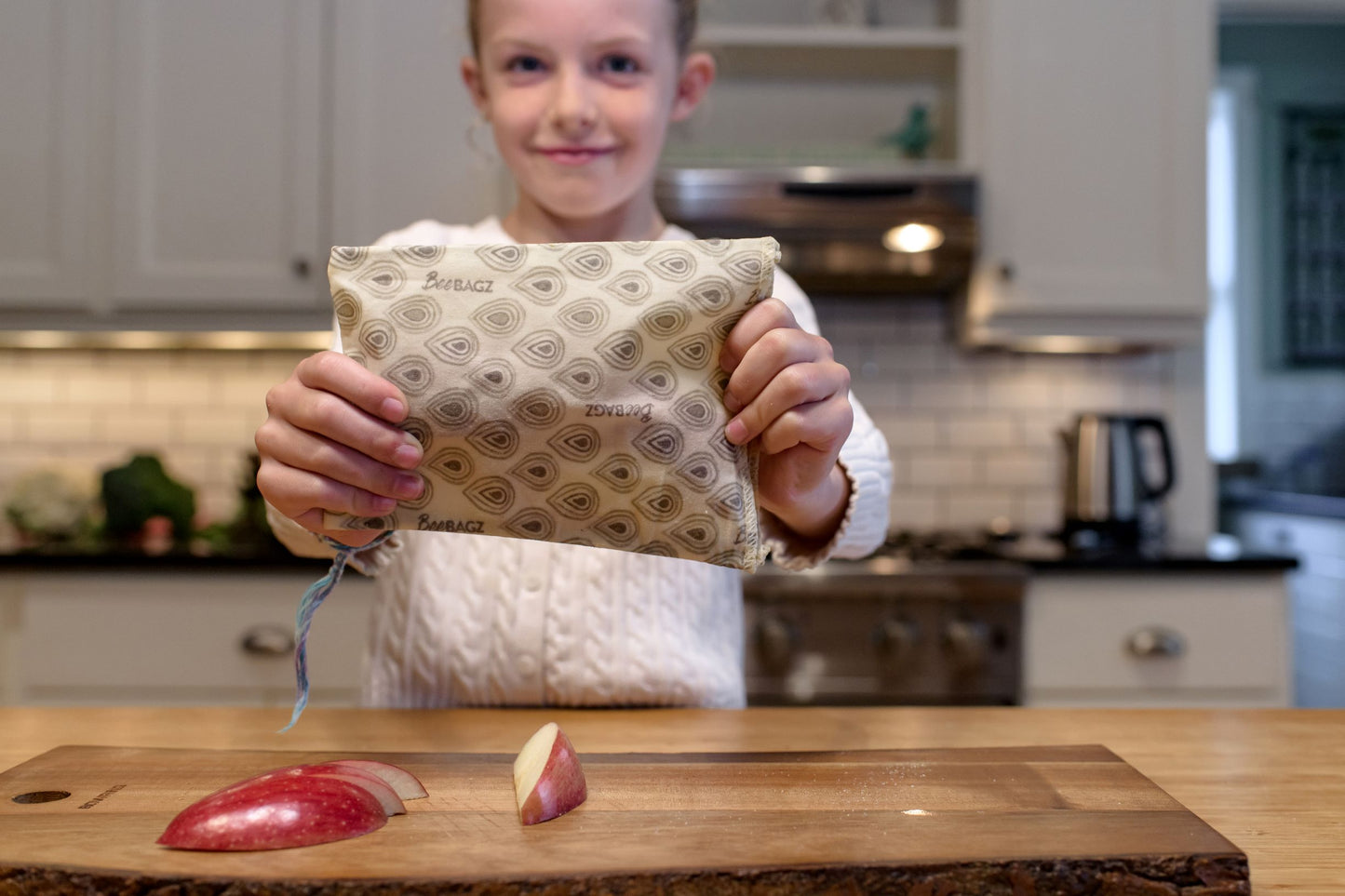 Beeswax wrap and reusable food storage bags by BeeBAGZ are a plastic free alternative to plastic wraps & ziplocked bags for your food storage needs. These beeswax wraps and beeswax wrap bags are a great eco friendly gift and can be used as food wraps, produce bags, snack bags, lunch bags or sandwich bags. Shop today!